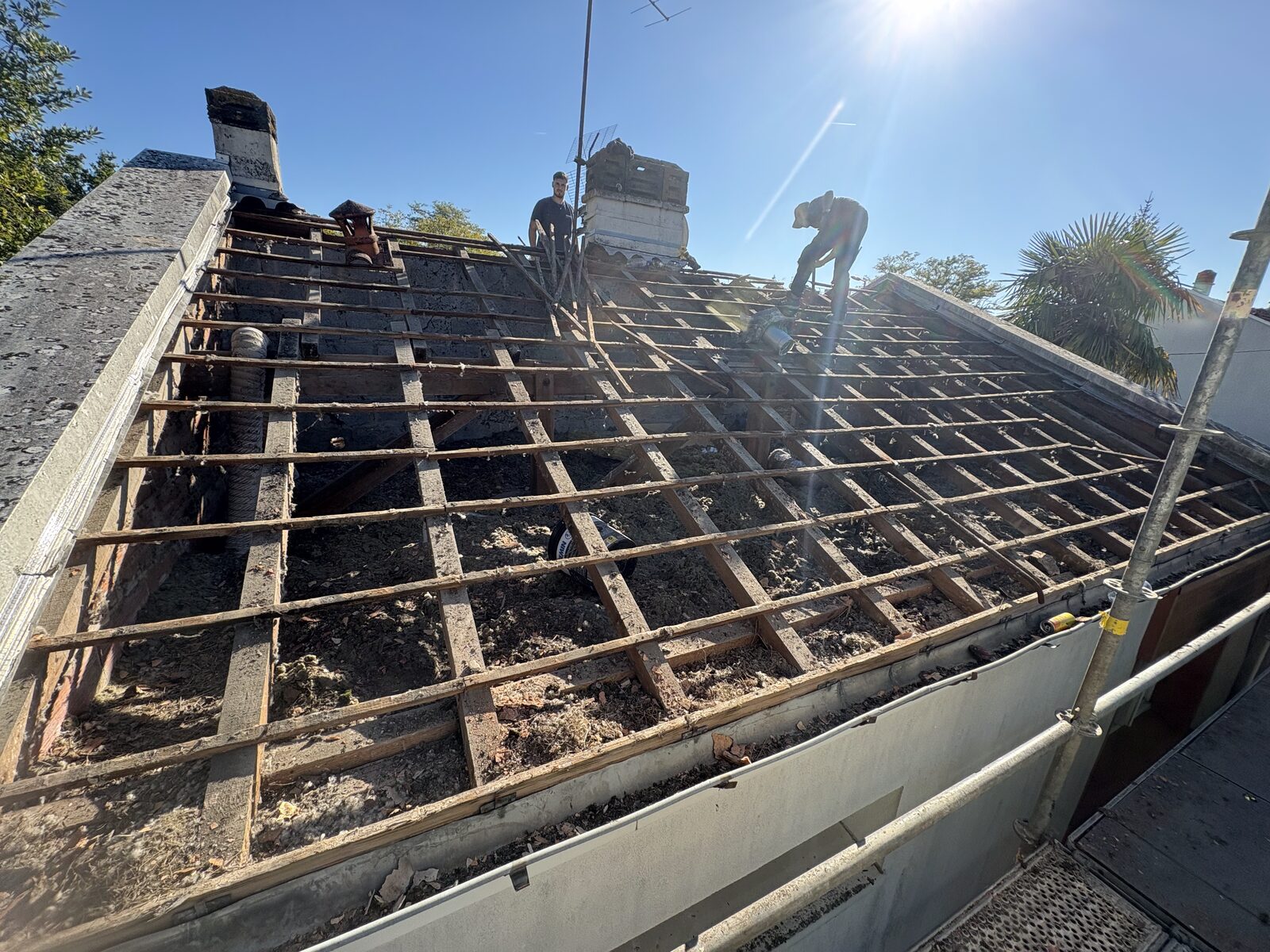 Couvreur Bordeaux - toiture avant rénovation, charpente mise à nu par Mattias Multiservices