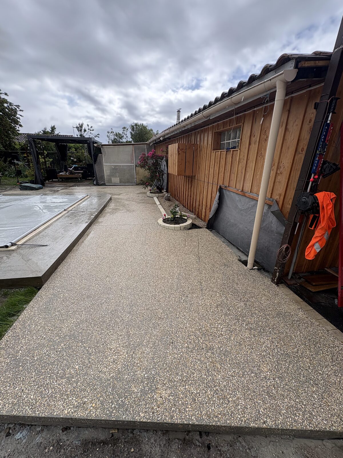 Terrasse rénovée Bordeaux - finition résine et galets par Mattias Multiservices